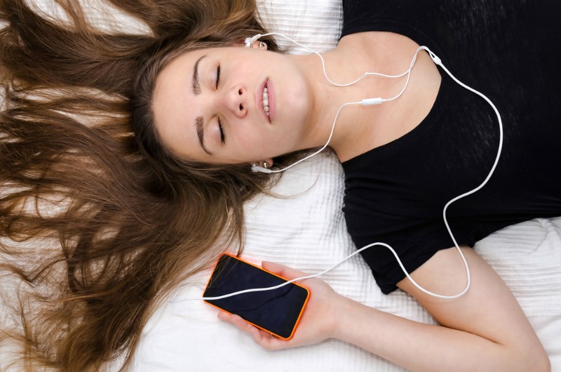 ¿Por qué olvidamos nuestros sueños? 4 Imagen de dormir con auriculares