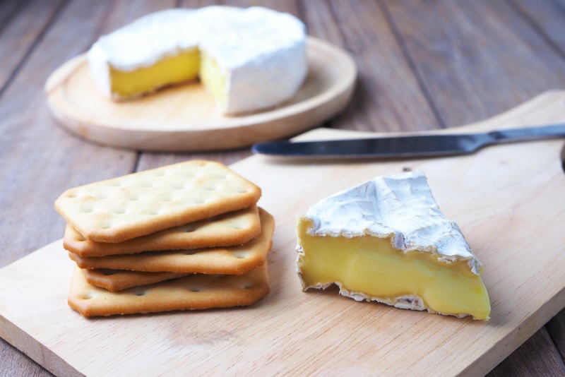 Una imagen que muestra queso brie y galletas