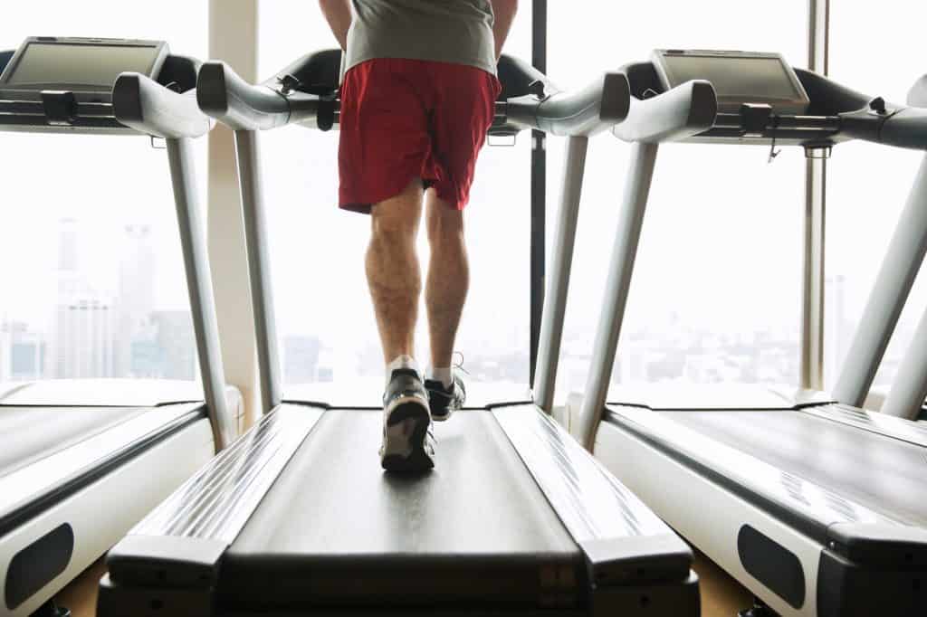 Significado de soñar con ejercicio 5 Hombre haciendo ejercicio en cinta en el gimnasio