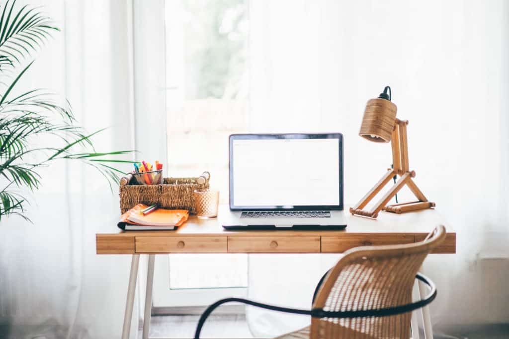 El significado y la interpretación del sueño del escritorio. 5 trabajar desde casa