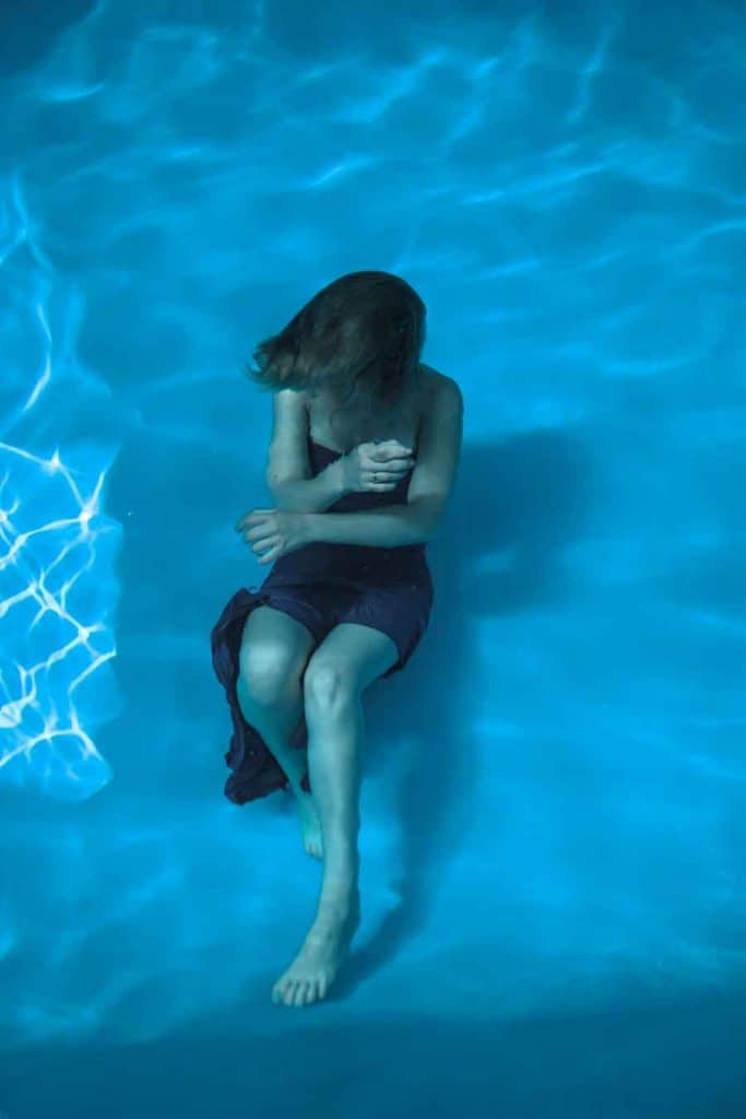Soñar con ahogamiento significado simbólico 3 Mujer, flotar, en, agua