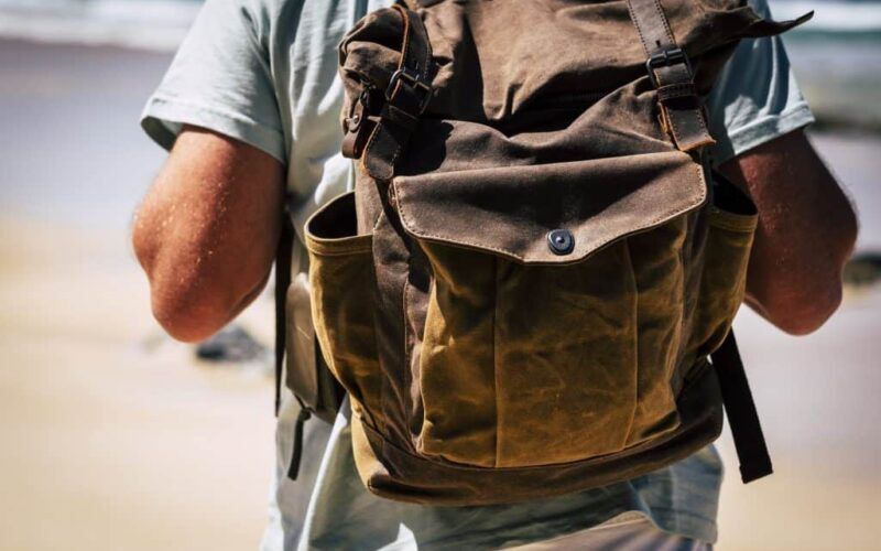 El significado de los sueños con mochilas y mochilas escolares. 16 Cerca de un hombre que lleva una mochila