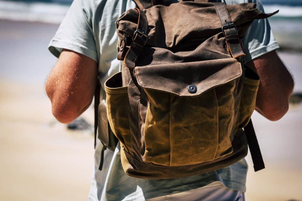 El significado de los sueños con mochilas y mochilas escolares. 2 Cerca de un hombre que lleva una mochila