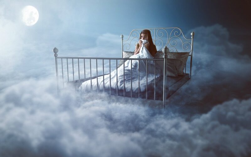 ¿Por qué olvidamos nuestros sueños? 27 Imagen de una mujer que se despierta en medio de la noche.