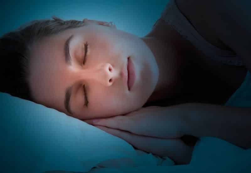 ¿Qué le pasa a tu cerebro cuando sueñas? 2 Mujer durmiendo, primer plano