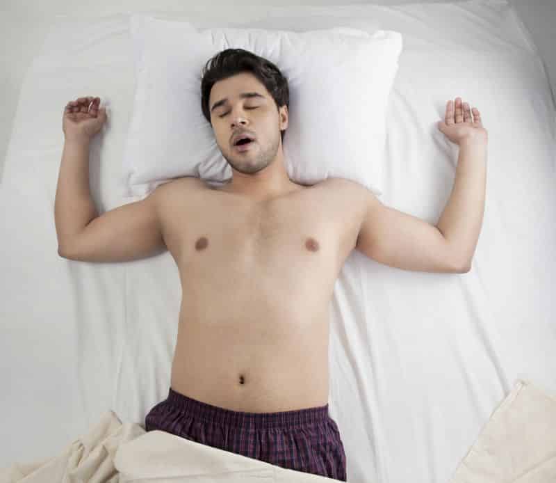 ¿Tu posición para dormir afecta tus sueños? 2 Hombre durmiendo de espaldas