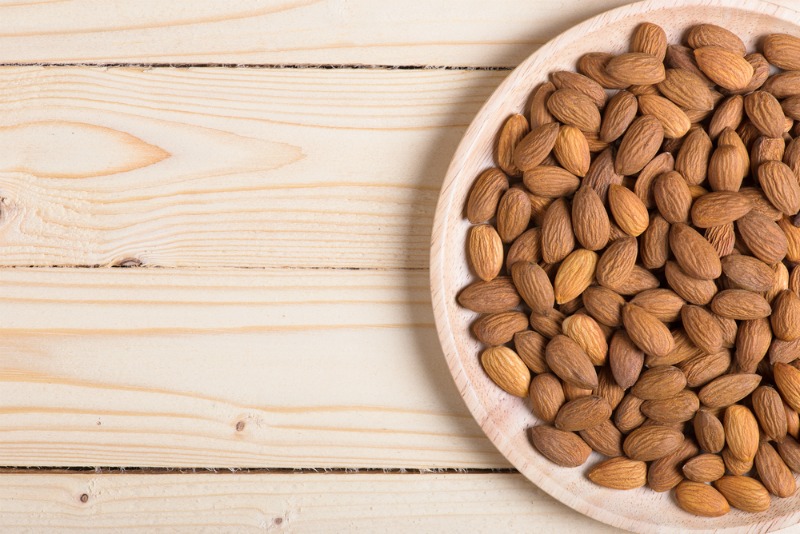 Una imagen de un plato de almendras.