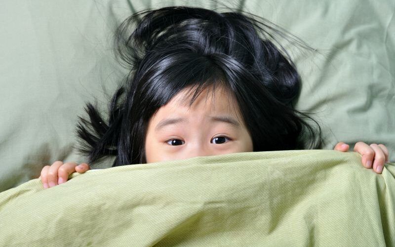 Cómo hablar con tus hijos sobre sus pesadillas 25 Niña asustada en la cama después de tener pesadillas