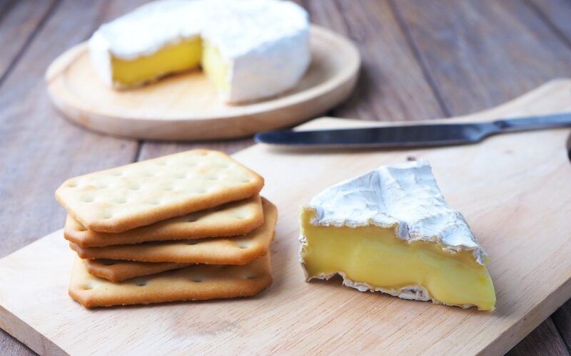 Hablemos de ese experimento de queso y sueños 51 Una imagen que muestra queso brie y galletas