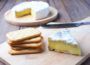 Una imagen que muestra queso brie y galletas